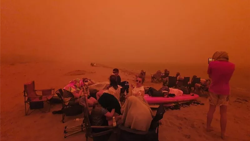 بوابة الجحيم تفتح في أستراليا.. وآلاف السكان يفرون للشواطئ.. صور