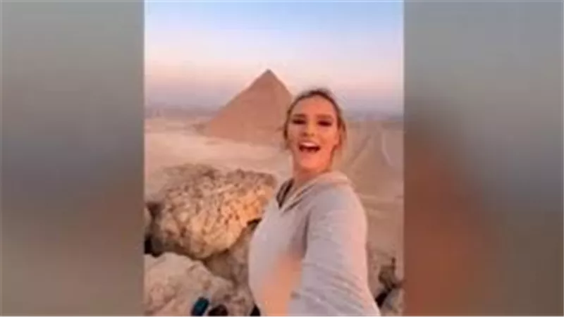 عارضة ازياء شهيرة تتسلق الاهرامات لتوثق اخر لحظاتها في 2019 .. صور