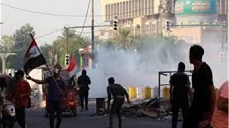 العربية : محتجون يحاولون اقتحام سفارة أمريكا في بغداد