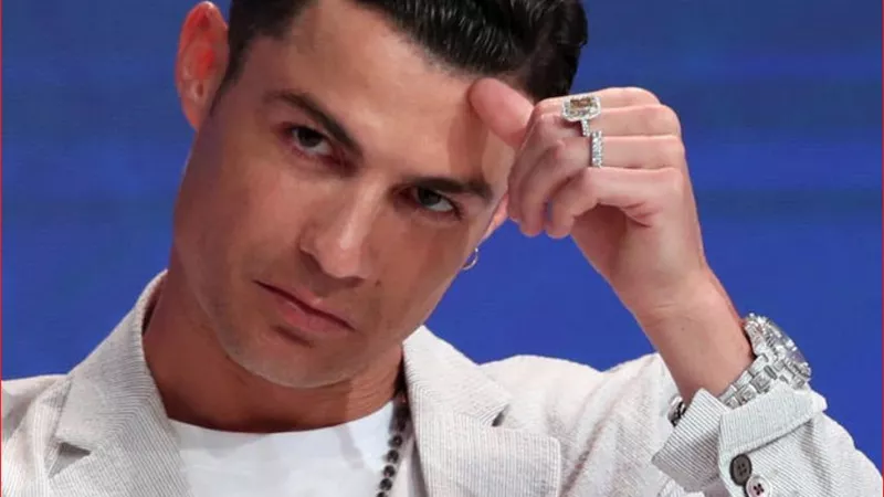 يد واحدة للاعب الكرة كرستيانو رونالدو تحمل مجوهرات بـ 630 ألف جنيه إسترليني