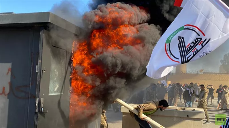 اقتحام نقطة التفتيش الأولية في السفارة الأمريكية ببغداد.. فيديو وصور