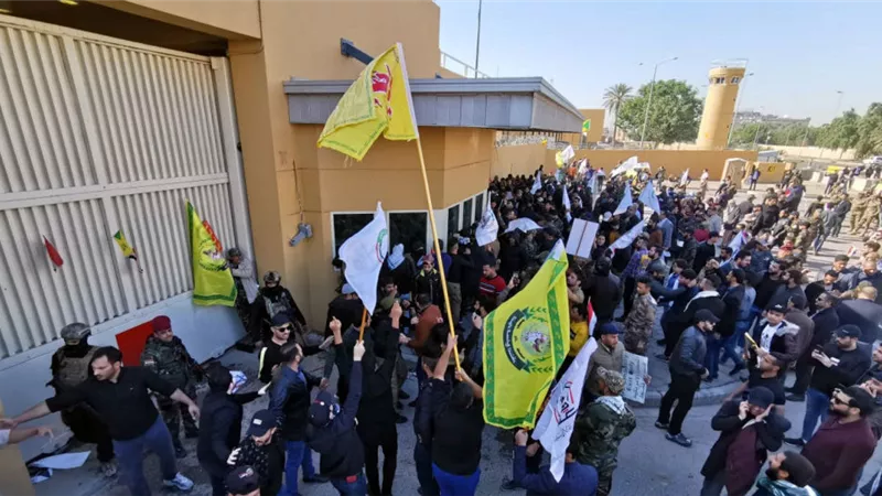 رئيس وزراء العراق يطالب المحتجين الابتعاد عن كافة مجمعات السفارة الأمريكية