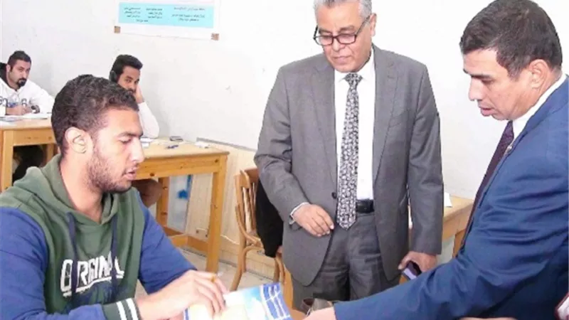 رئيس جامعة جنوب الوادي يجرى جولة تفقدية لامتحانات كليتي الهندسة والتمريض