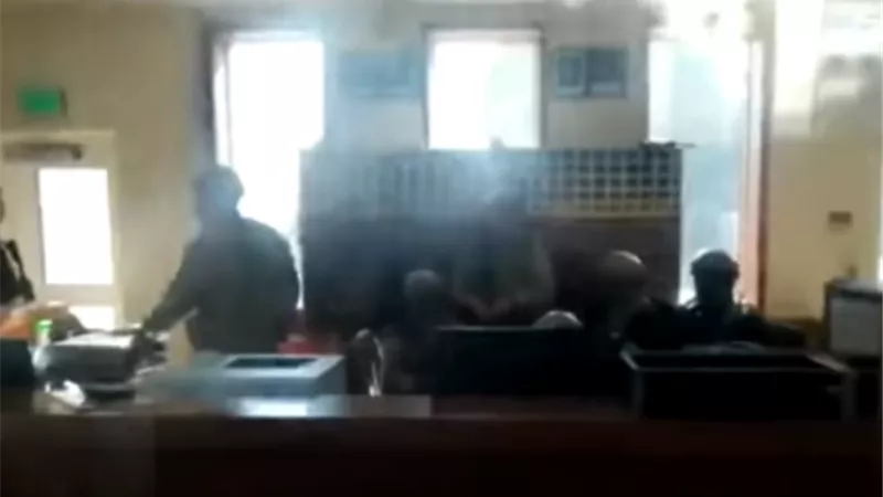 لقطات من داخل السفارة الأمريكية في بغداد أثناء اقتحامها من قبل محتجين.. فيديو