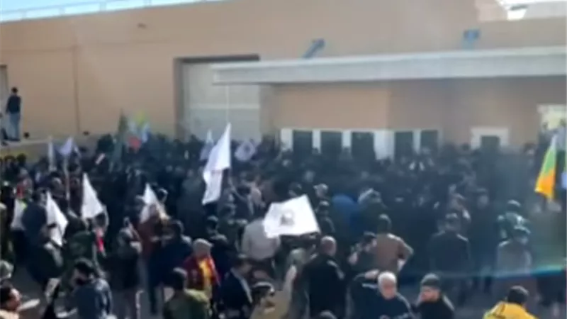 إخلاء السفارة الأمريكية في بغداد بعد هجوم محتجين على مقرها.. فيديو