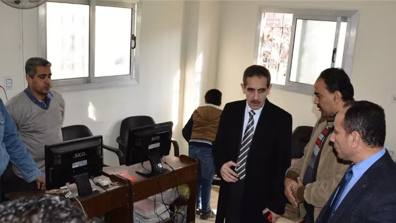 محافظ الغربية.. يقرر نقل رئيس وحدة الشين وخصم 3 أيام من جميع العاملين -صور