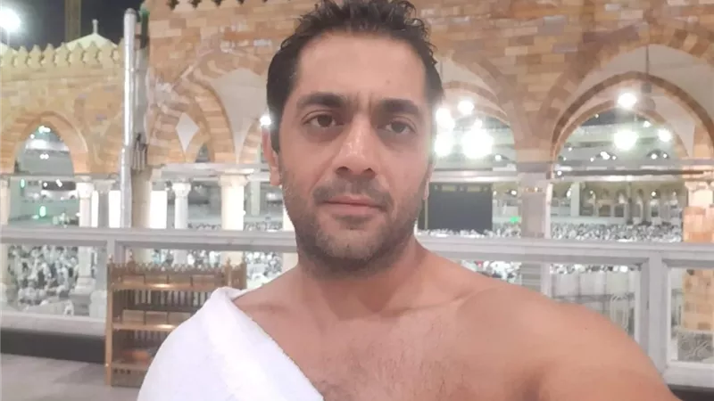 احمد فلوكس يحتفل برأس السنة أمام الكعبة