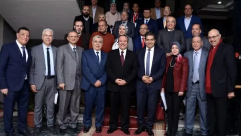 رئيس جامعة طنطا يكرم المشاركين بالقافلة الطبية بحلايب وشلاتين وأبو رماد