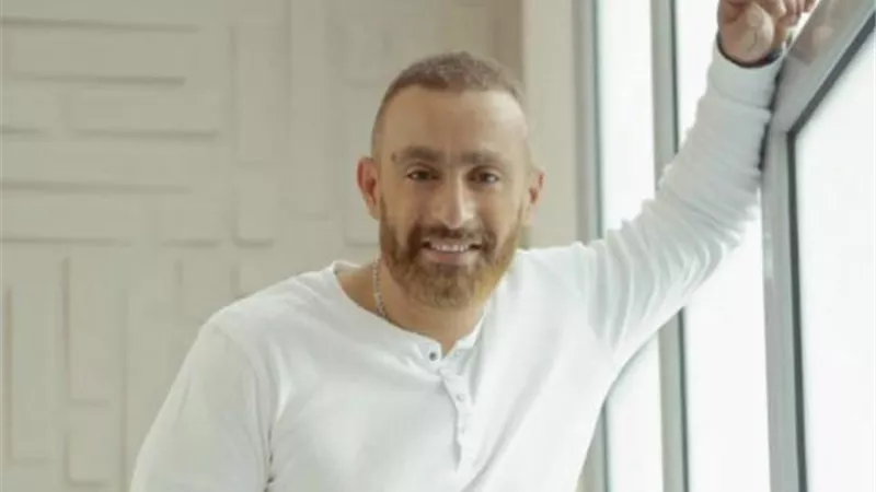احمد السقا يفاجئ جمهوره بنيولوك جديد .. صور