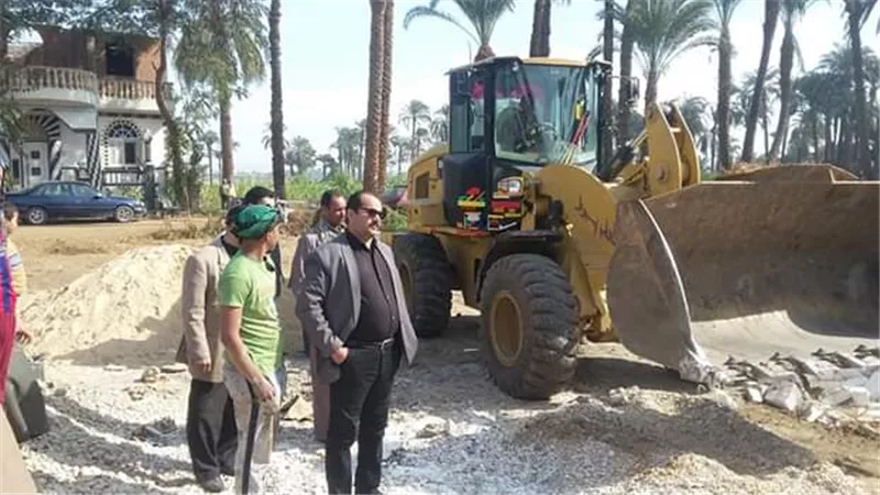 إزالة منزل مخالف لبنائه علي أرض زراعية بأسيوط...صور