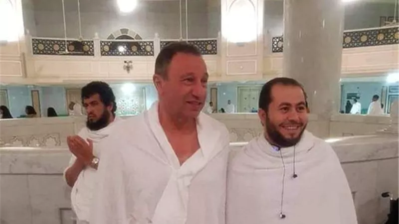 الخطيب يؤدي مناسك العمرة.. صور