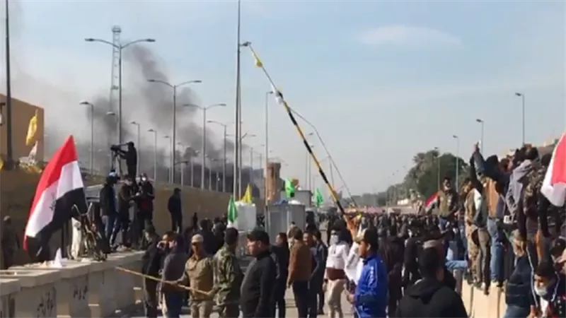 حريق إحدى بوابات السفارة الأمريكية في بغداد