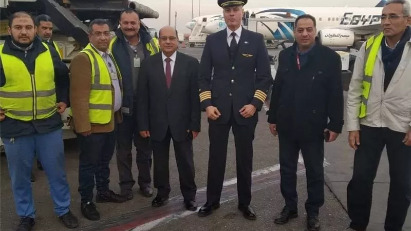 الطيار أحمد عادل يتفقد سير عمل الخدمات الأرضية داخل مهبط مطار القاهرة
