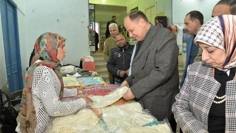 محافظ أسيوط يفتتح معرض حياة كريمة بجمعية الشبان المسيحين ويشيد بالمعروضات صور