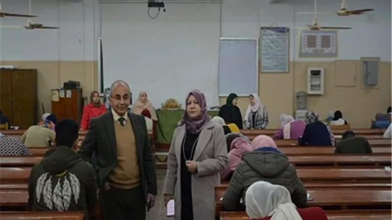 رئيس جامعة الزقازيق يتابع سير أعمال الإمتحانات بكلية الصيدلة