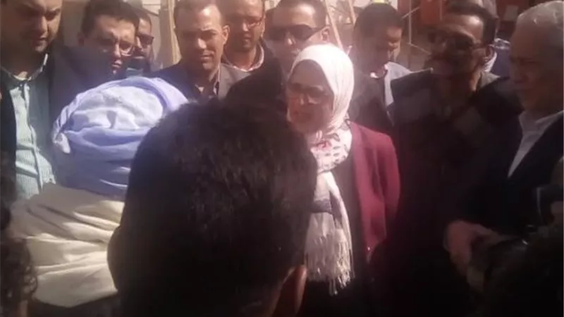 مسنة توقف موكب هالة زايد ...والوزيرة تستجيب لمطالبها