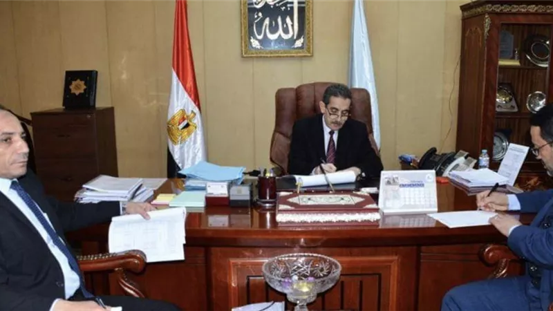 رحمي يناقش نسب تنفيذ مشروعات التربية والتعليم والأبنية التعليمية بالمحافظة