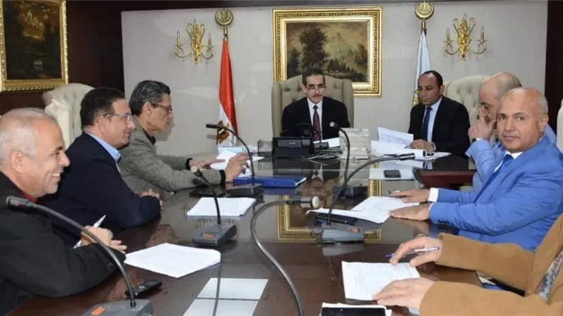 محافظ الغربية يبحث موقف مشروعات القطاع الصحي الجارية والمتعثرة