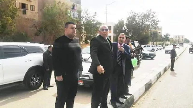 محافظ الوادى الجديد يوجه بانشاء سوق سيارات وساحة إنتظار بالخارجة