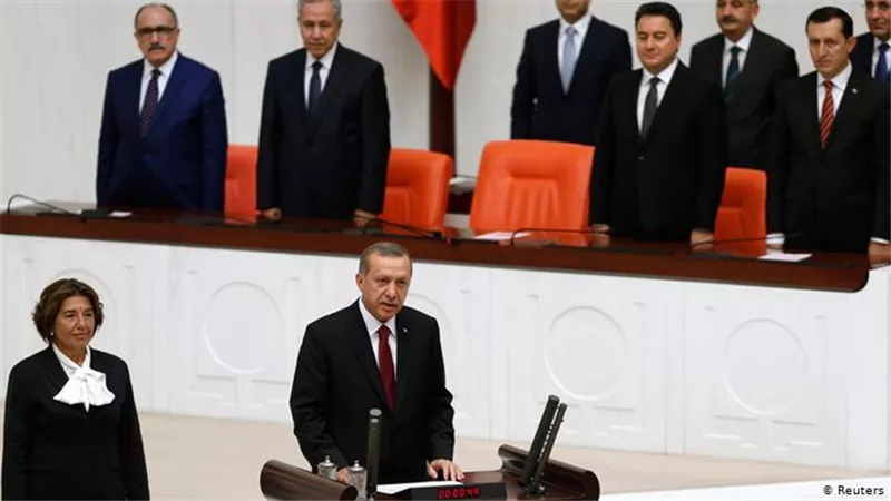 المعارضة التركية تفضح أردوغان أمام البرلمان: ينقل المقاتلين من إدلب إلى ليبيا