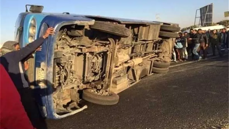 إصابة 19 شخصا في انقلاب أتوبيس بطريق بلبيس العاشر