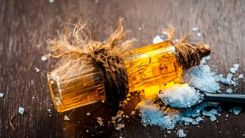 مسكن للآلام ويعالج الإكزيما.. 7 فوائد لا تتوقعها لزيت الكافور