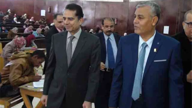 رئيس جامعة جنوب الوادي يتفقد امتحانات 3 كليات