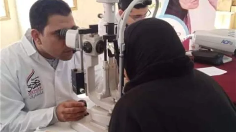 الكشف على ألف مواطن بالقافلة ١١ ضمن مبادرة نور حياة