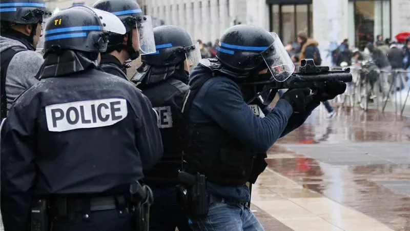 الشرطة الفرنسية تقتل شخص قبل تنفيذه عملية طعن في باريس