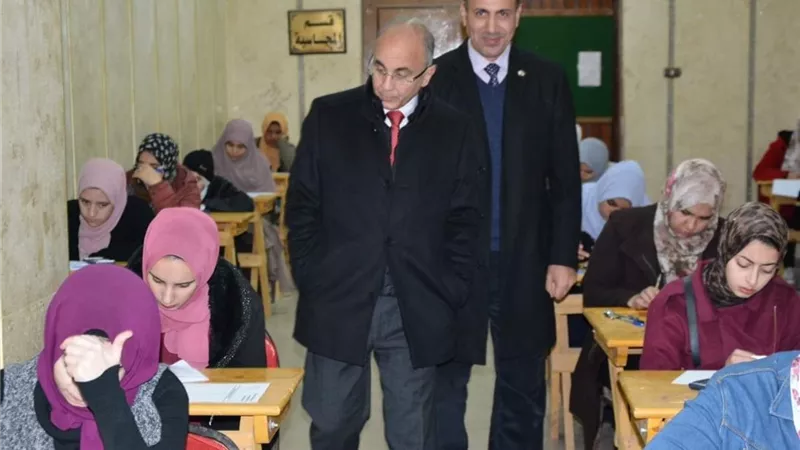 رئيس جامعة الزقازيق يتفقد امتحانات كلية التجارة