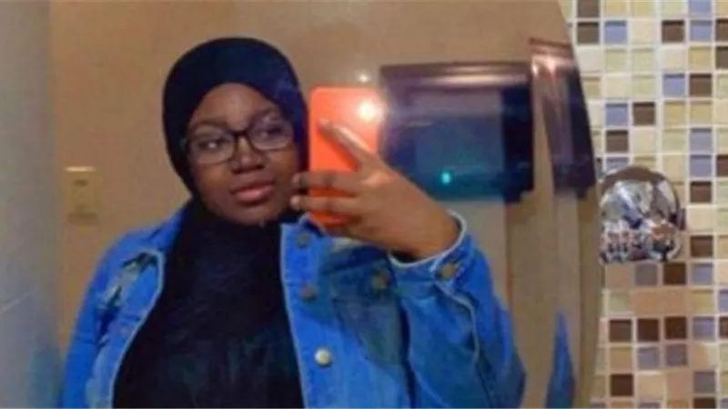 بسبب الحجاب.. مطعم أمريكى شهير يقدم اعتذار لفتاة ويعيدها للعمل بعد طردها