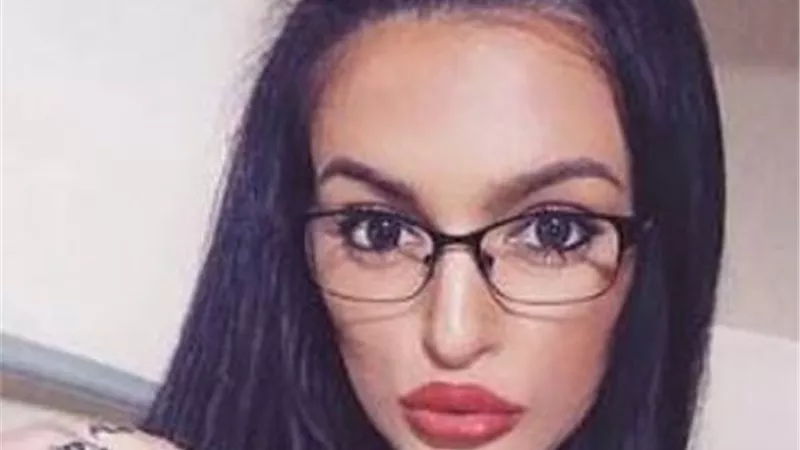 صور.. طالبة جامعية تقتل نفسها بسبب رسائل 