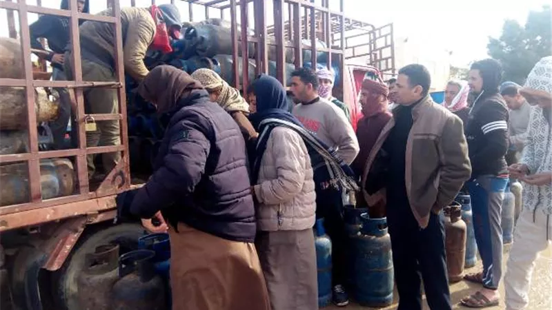 محافظ مطروح يتابع توصيل اسطوانات الغاز للمستحقين .صور