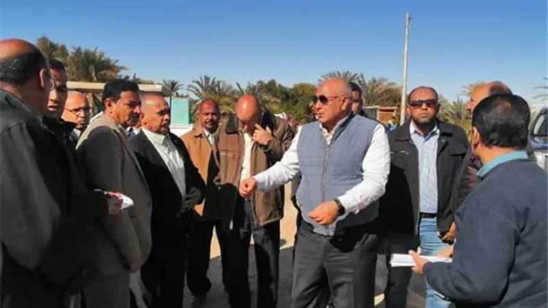 محافظ الوادى الجديد يدعم مشروع رصف طريق الدهوس ب٥ ملايين جنيه