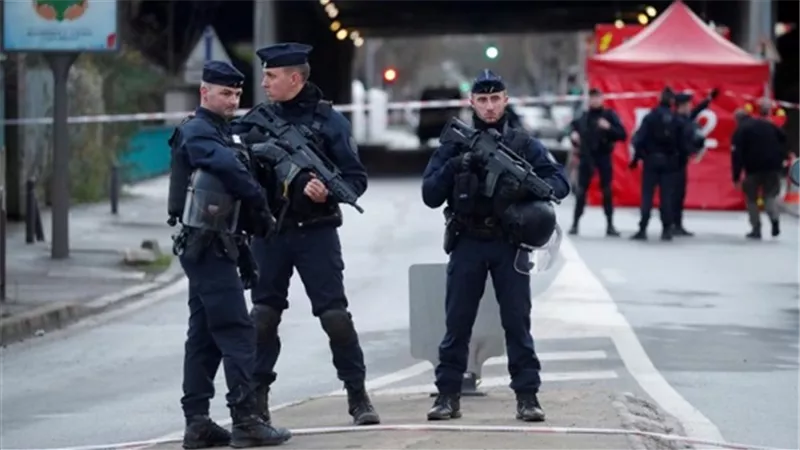 الادعاء الفرنسى: حادث الطعن بضواحى باريس ذو صلة بالإرهاب