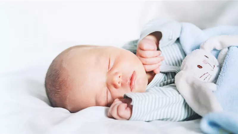 إذا رُزقت بمولود..فما حكم توزيع المال بدلاً من العقيقة؟