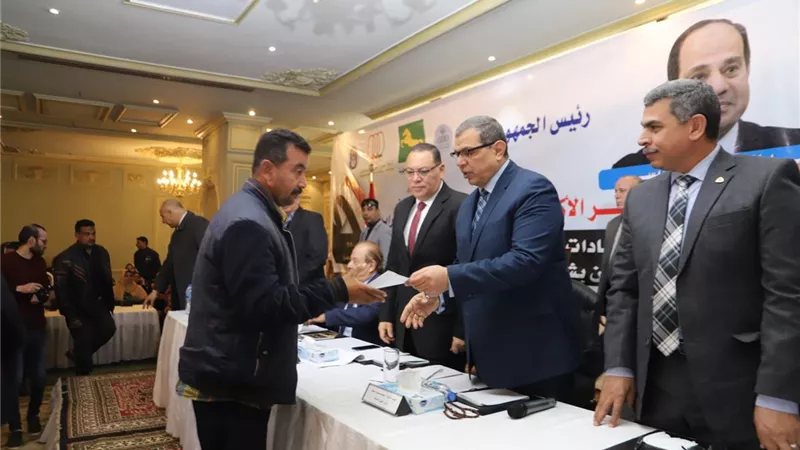 وزير القوي العاملة ومحافظ الشرقية يسلمان 205 شهادات 