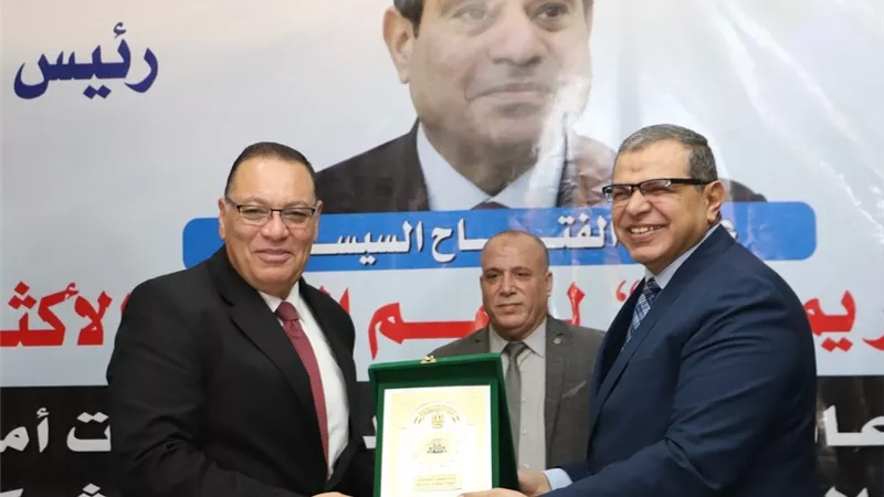 وزير القوي العاملة ومحافظ الشرقية يتبادلان الدروع في احتفالية شهادات 