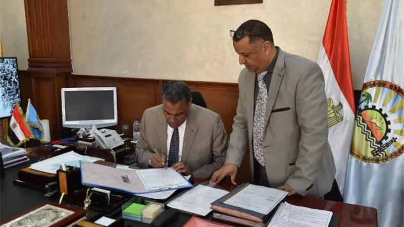 محافظ مطروح: التوسع فى فتح فصول و تيسيرات جديدة للقضاء على الامية