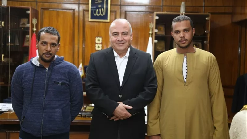 الداودى يكرم شابين أنقذا ركاب سياره من الغرق