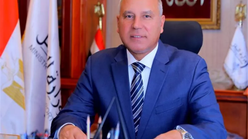تعزيز التعاون مع سنغافورة في النقل البحري والموانئ البرية واللوجيستيات