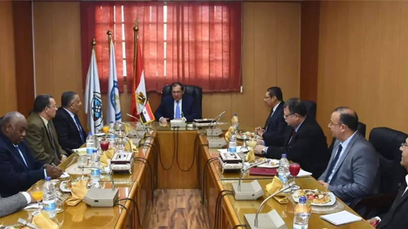 وزير البترول يعقد اجتماعا مع قيادات هيئة الثروة المعدنية