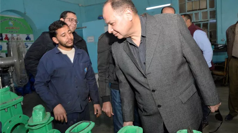 محافظ أسيوط يتفقد ورشة المحابس بشركة مياه الشرب