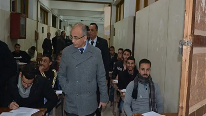 رئيس جامعة الزقازيق يتفقد لجان امتحانات كلية التربية الرياضية بنين