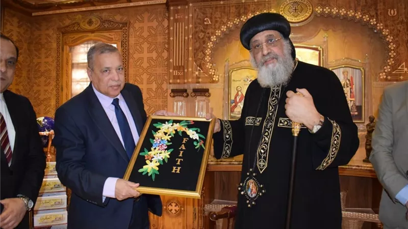 رئيس النيابة الادارية فى زيارة للبابا تواضروس للتهنئة بعيد الميلاد