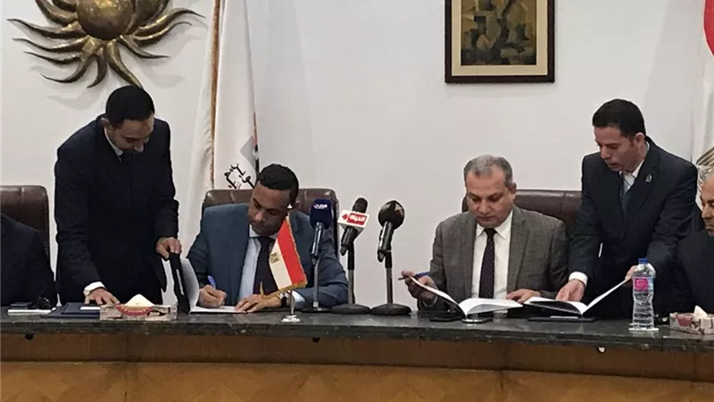 محافظ الدقهلية ومدير تطوير العشوائية يوقعان اتفاقية لتطوير منطقتين بالمنصورة
