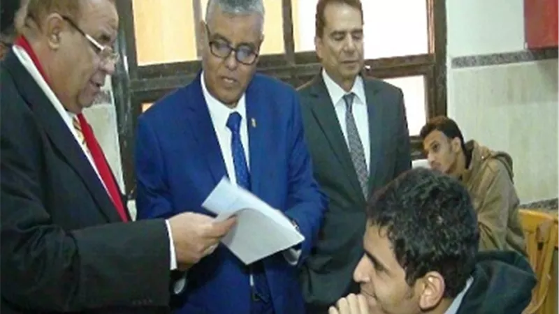 رئيس جامعة جنوب الوادى يتفقد امتحانات كليتى الطب والآداب