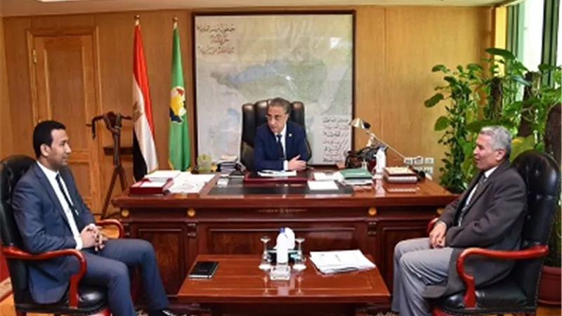 الفيوم تناقش إعادة تشغيل المصانع المتعثرة ورفع كفاءة مواقف الركاب