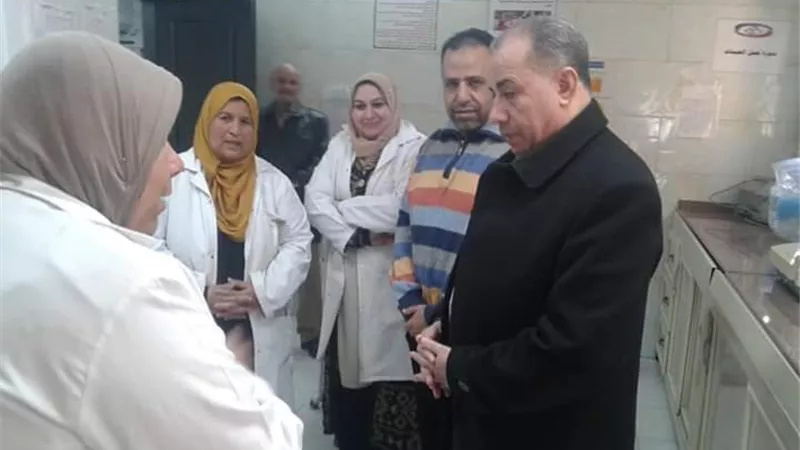 مدير التأمين الصحى يستمع للمترددين على عيادة منيا القمح