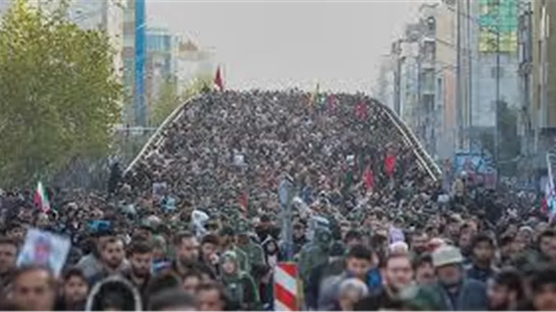 ملايين الإيرانيين يودعودن سليماني .. صور